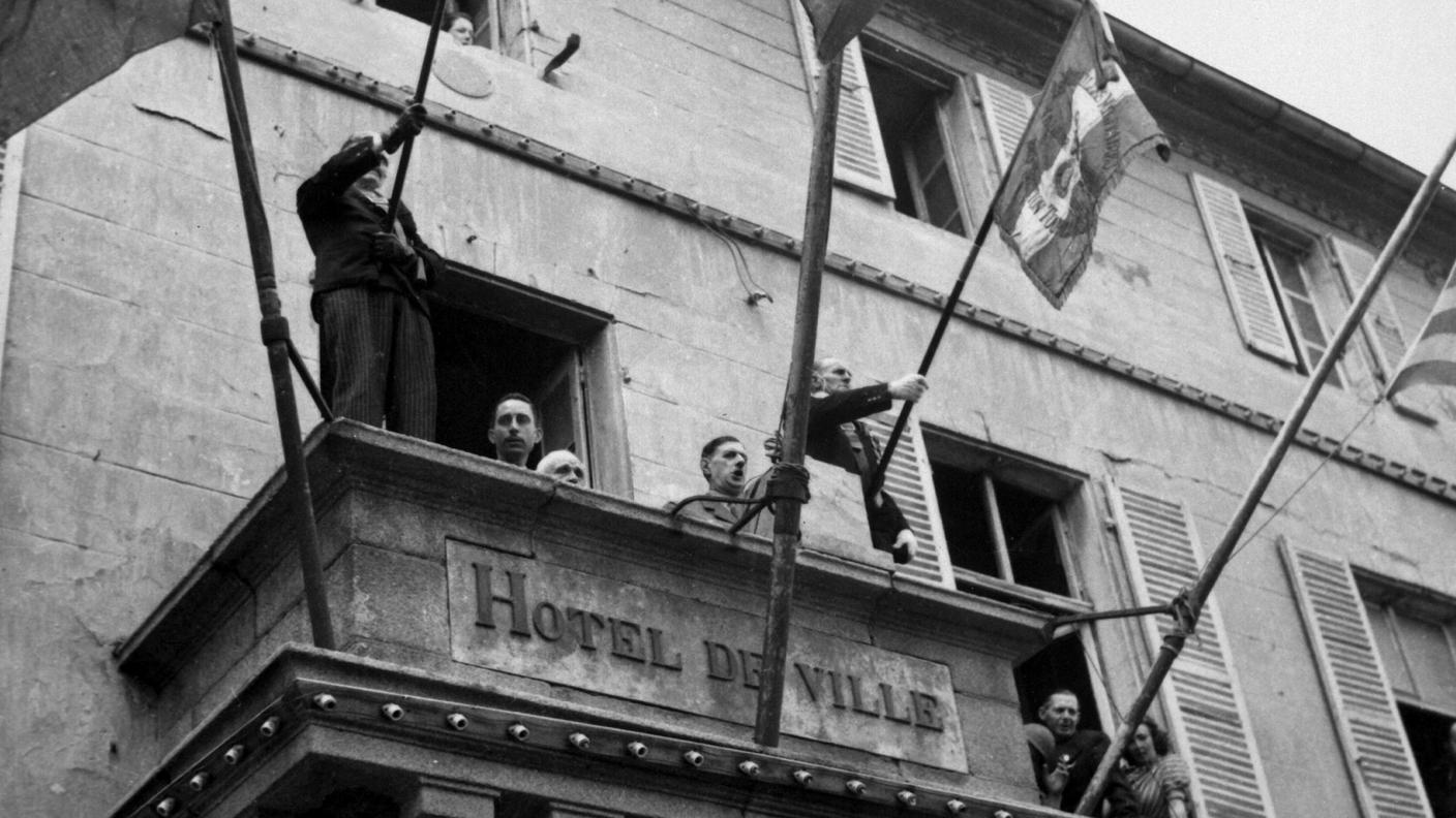 20 agosto 1944. Il generale de Gaulle parla alla gente dal balcone del municipio di Cherbourg.