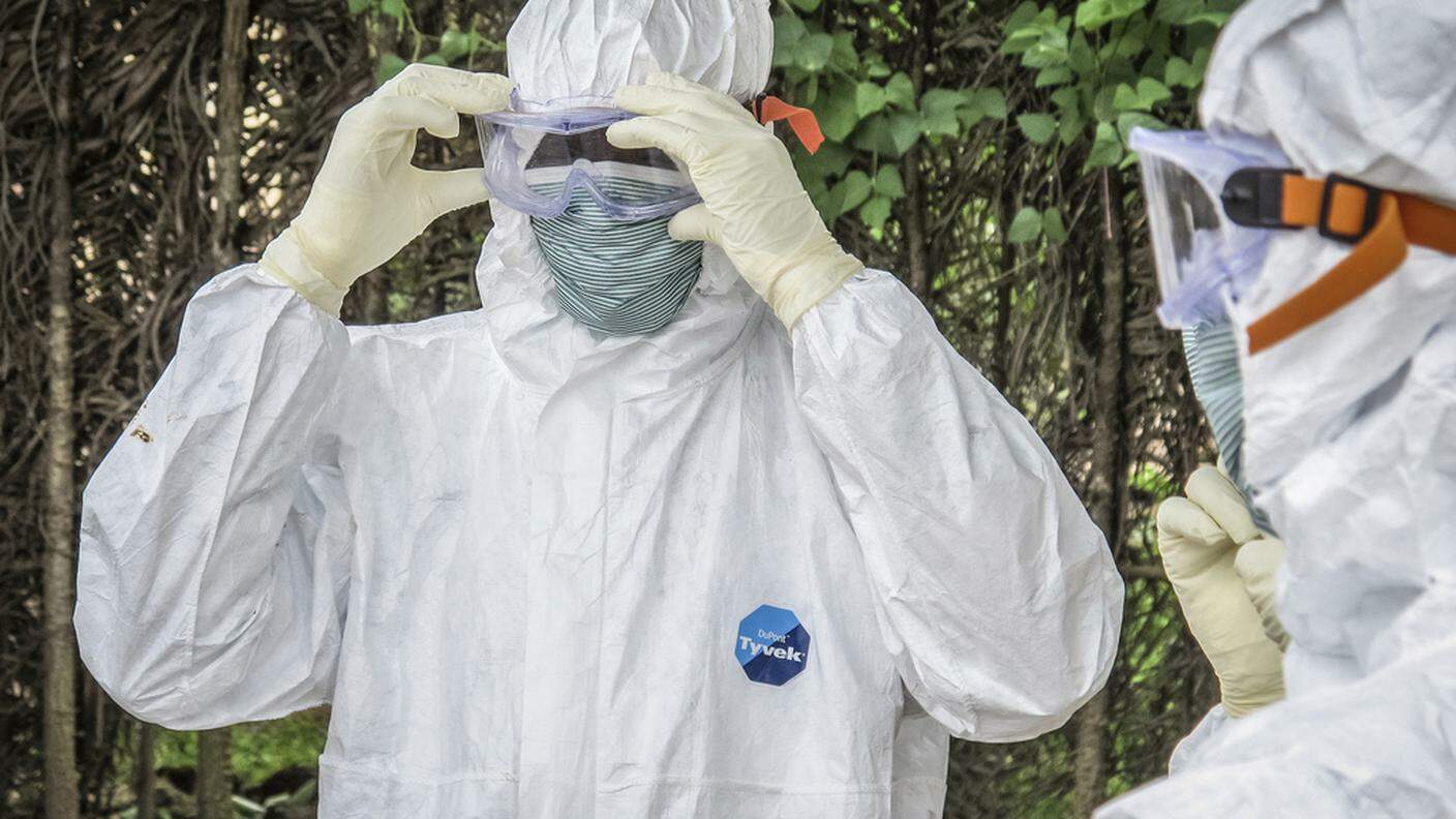 Keystone_ Tute di protezione contro il virus dell'Ebola in Sierra Leone.JPG