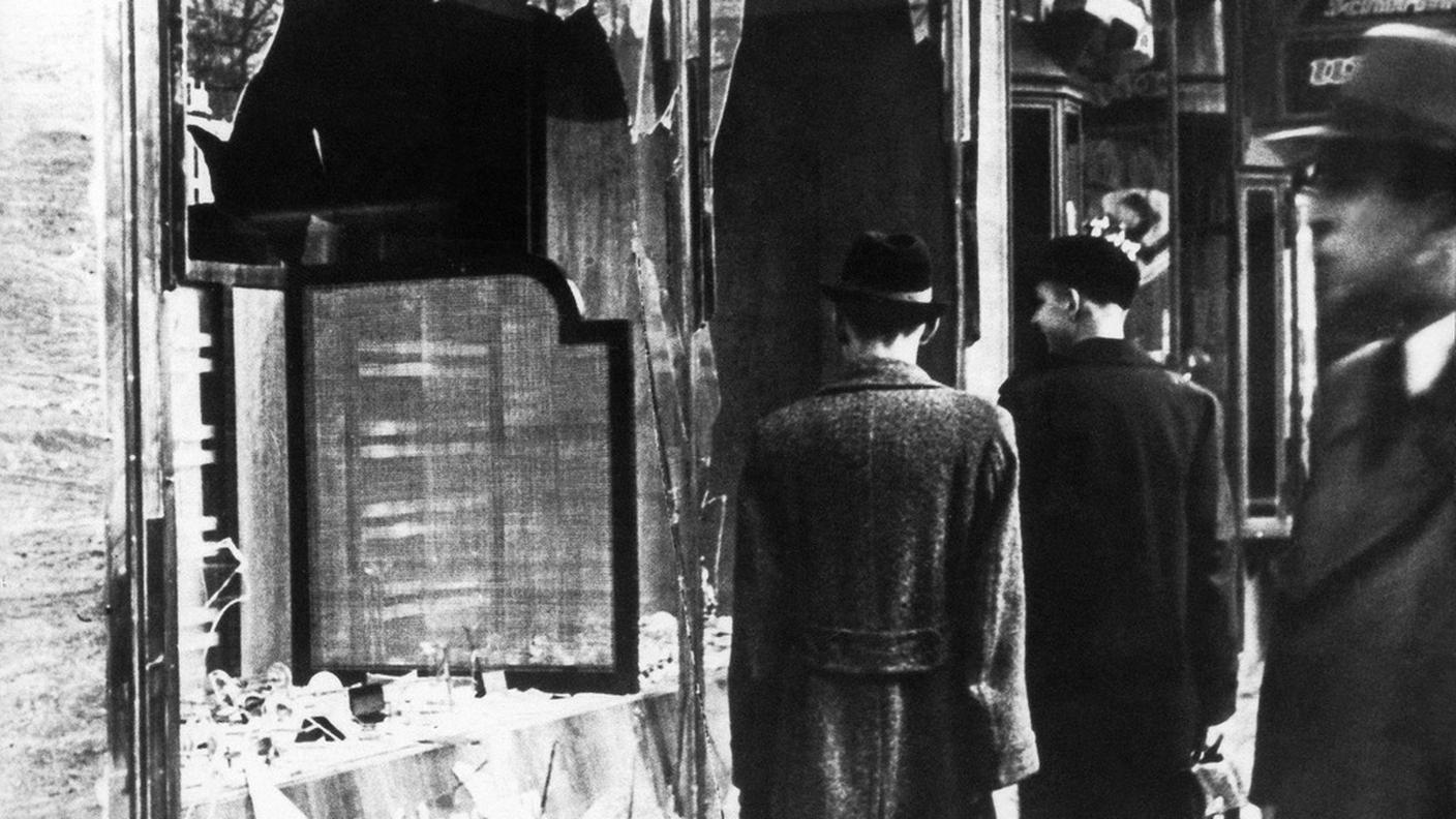Vetrine di un negozio di proprietà di ebrei distrutte durante la notte dei cristalli