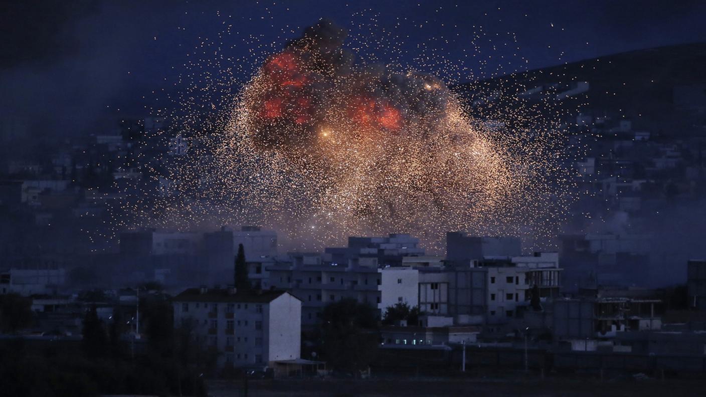Fumo e fiamme dopo un attacco aereo degli Stati Uniti a Kobani , al confine tra Turchia e Siria