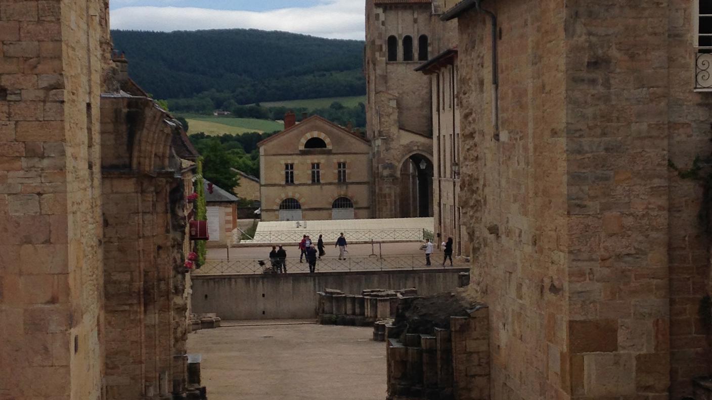 Quel che resta dell'Abbazia di Cluny  la più grande Chiesa del Medioevo.jpg