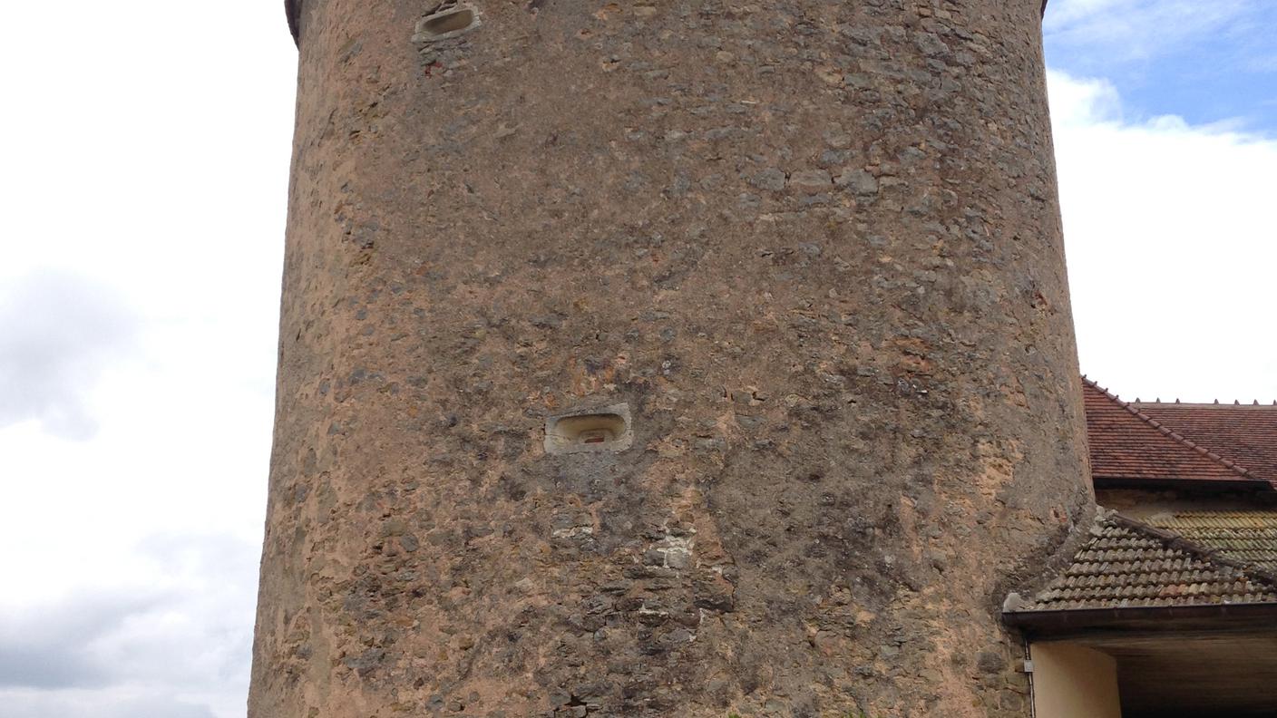 Un castello del XII sec nei pressi di Brancion adibito a B&B.jpg