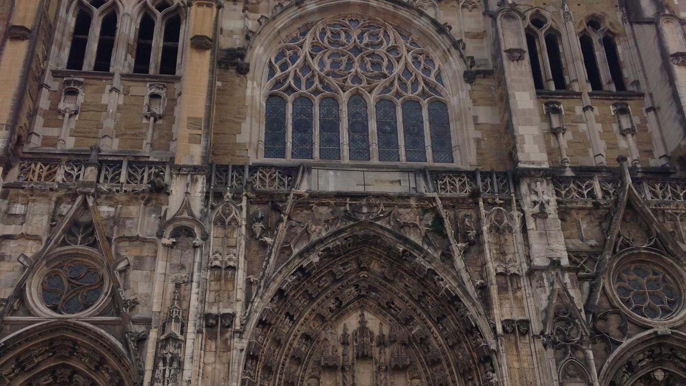 La cattedrale di Vienne, a sud di Lione, sul Rodano.jpg