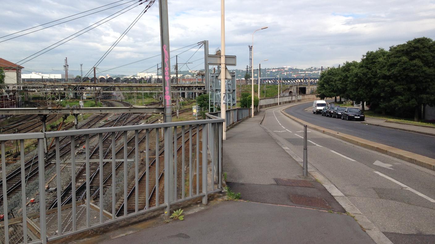 Nella periferia sud di Lione, in viaggio in bici verso Vienne e Valence. Anche nelle aree più popolari, ovunque, piste ciclabili.JPG