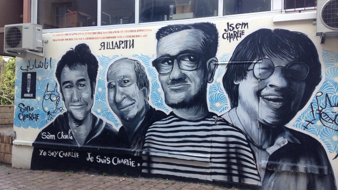Un murales a Arles per ricordare le vittime dell'attentato a Charlie Hebdo.JPG