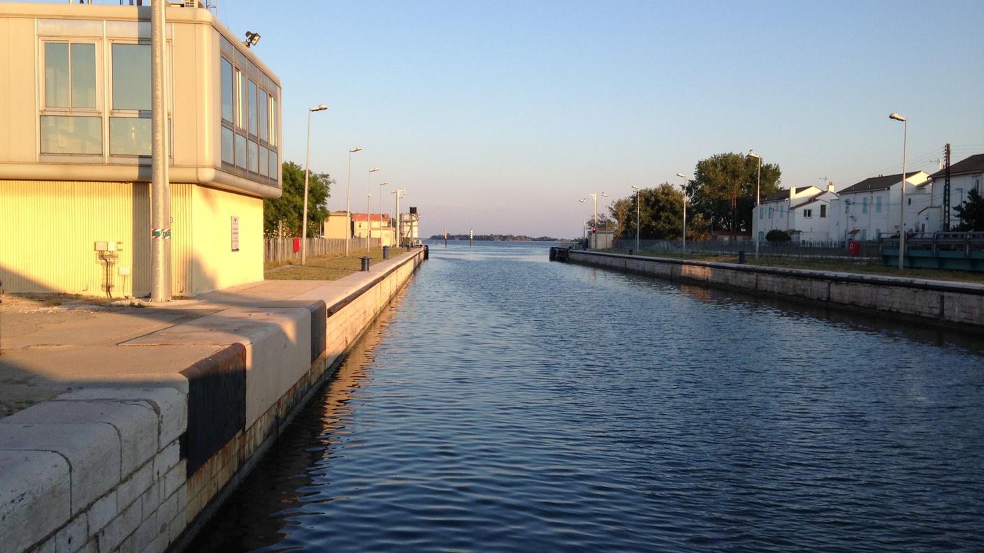 Port Saint Louis l'ultima località sul Rodano.JPG