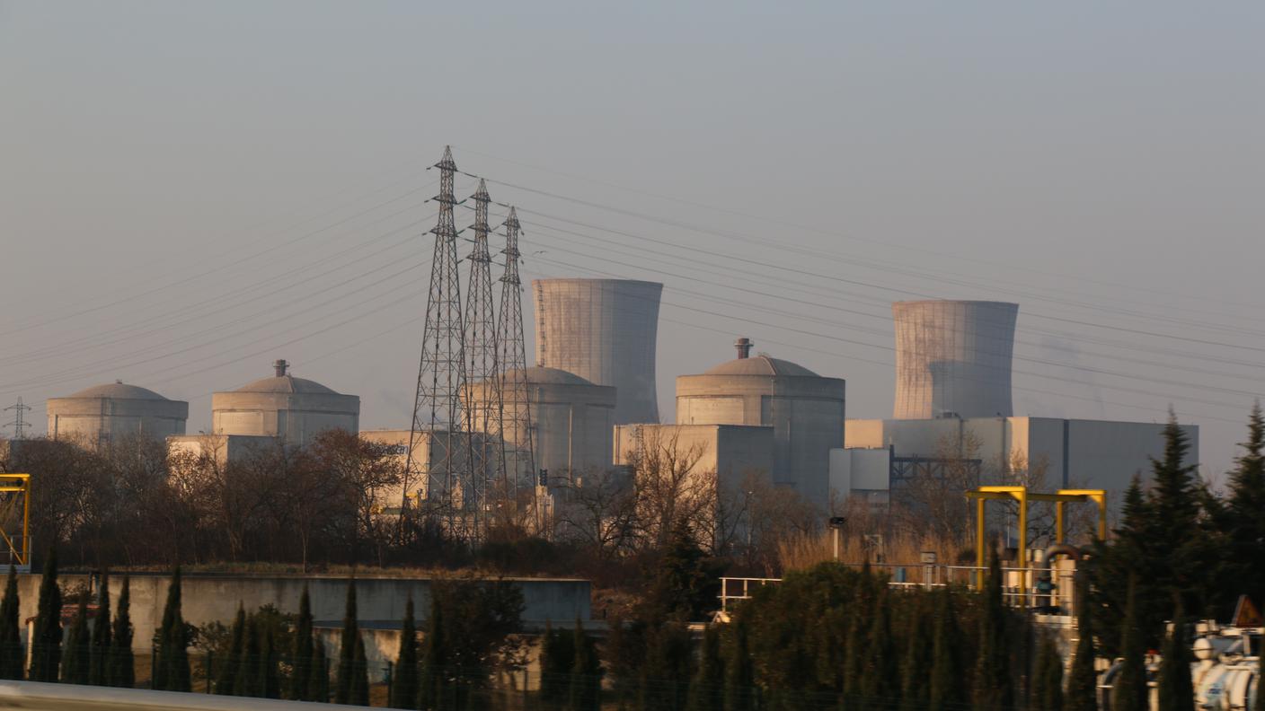 Centrale nucleaire de Cruas.JPG