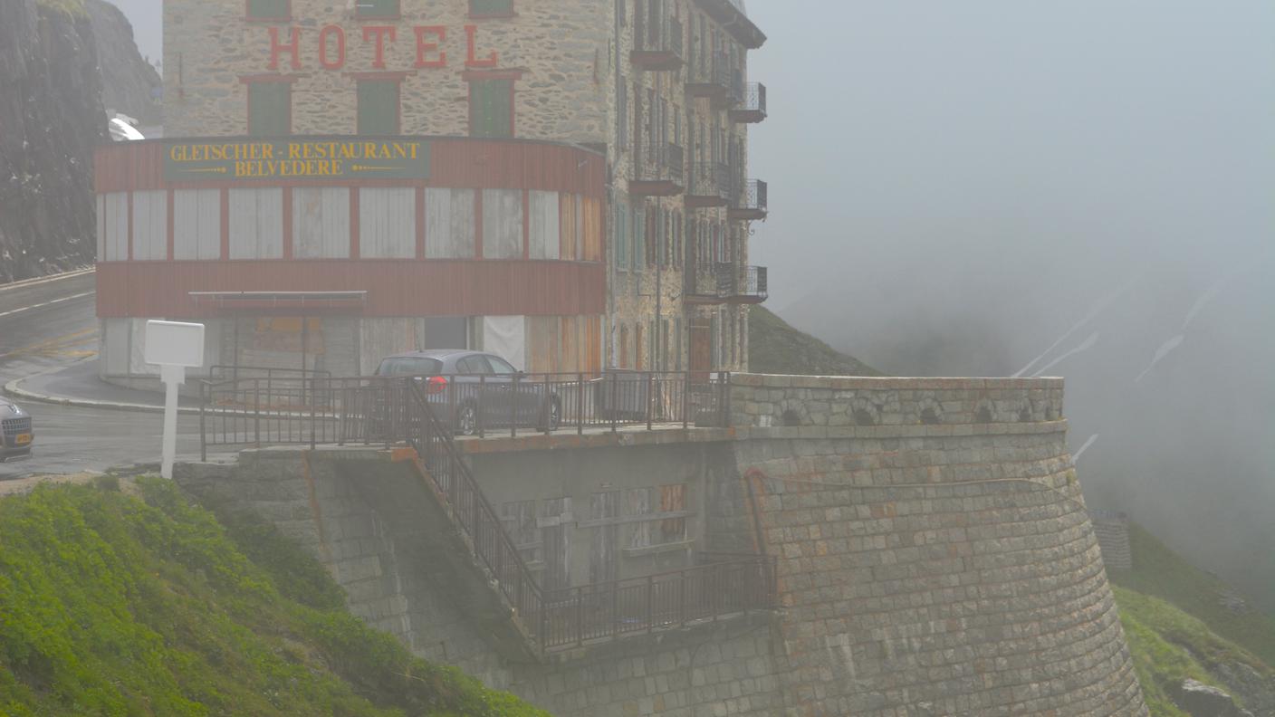 Hotel Belvédèr avvolto dalla nebbia.jpg