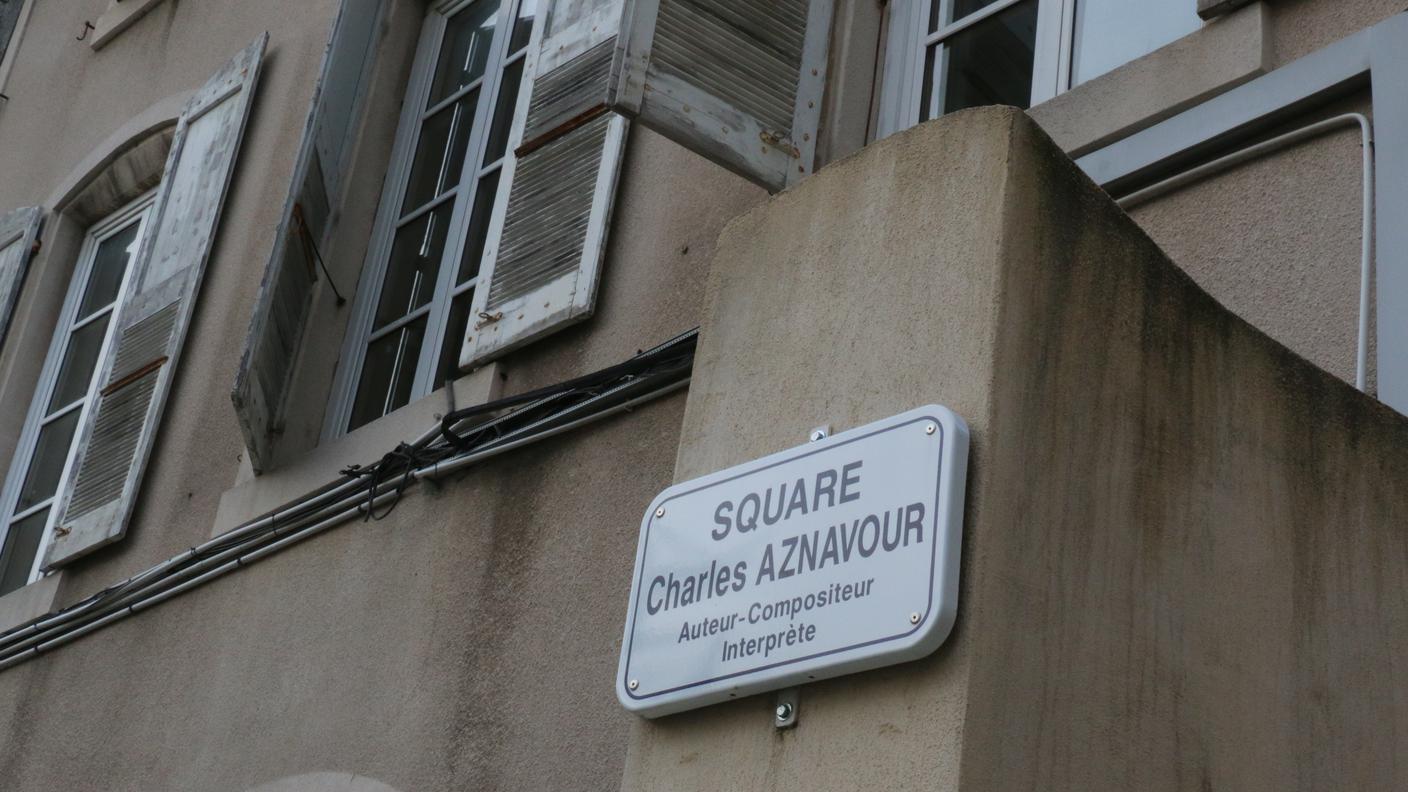 Place Charles Aznavour, in onore del celebre musicista e compositore armeno