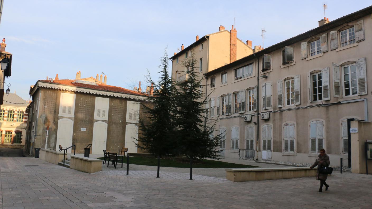 Il Centro del patrimonio culturale armeno si affaccia sulla piazza Charles Aznavour, celebre musicista armeno