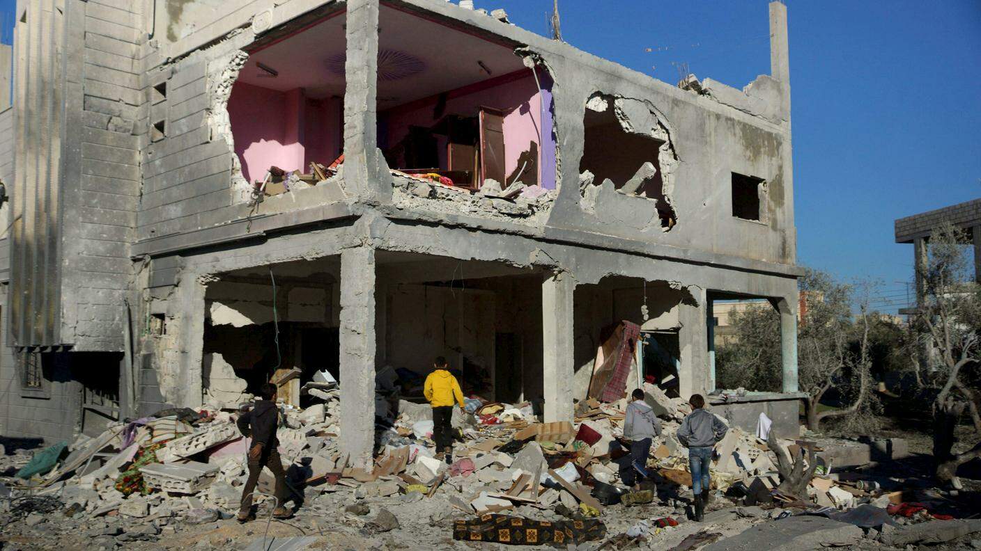 Nella foto un palazzo distrutto a Deera / Siria