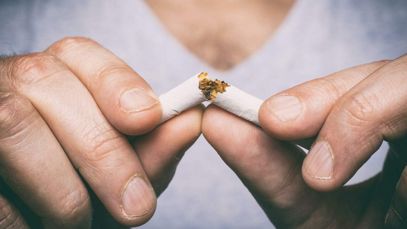 iStock-Smettere di fumare sigarette-maschio mano efficace