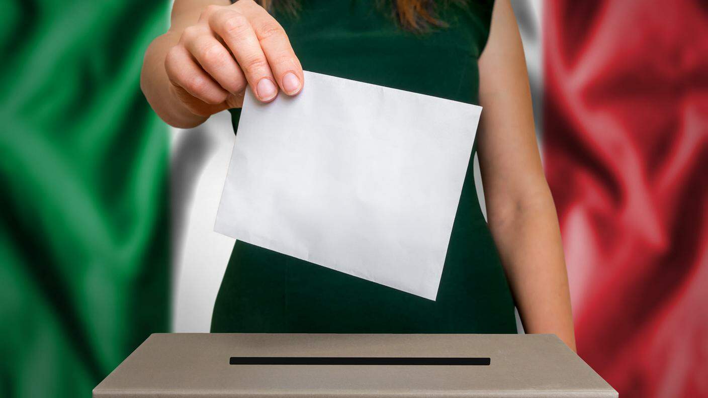 iStock-Scheda di votazione, Mano, Mano umana, Raduno politico, Italia