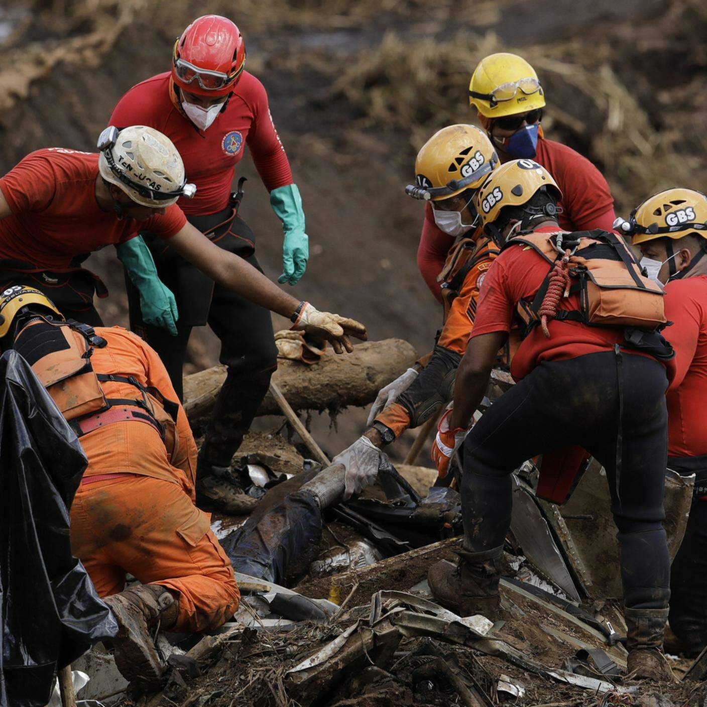 Operazioni di soccorso dopo il crollo della diga della compagnia mineraria di Vale a Brumadinho