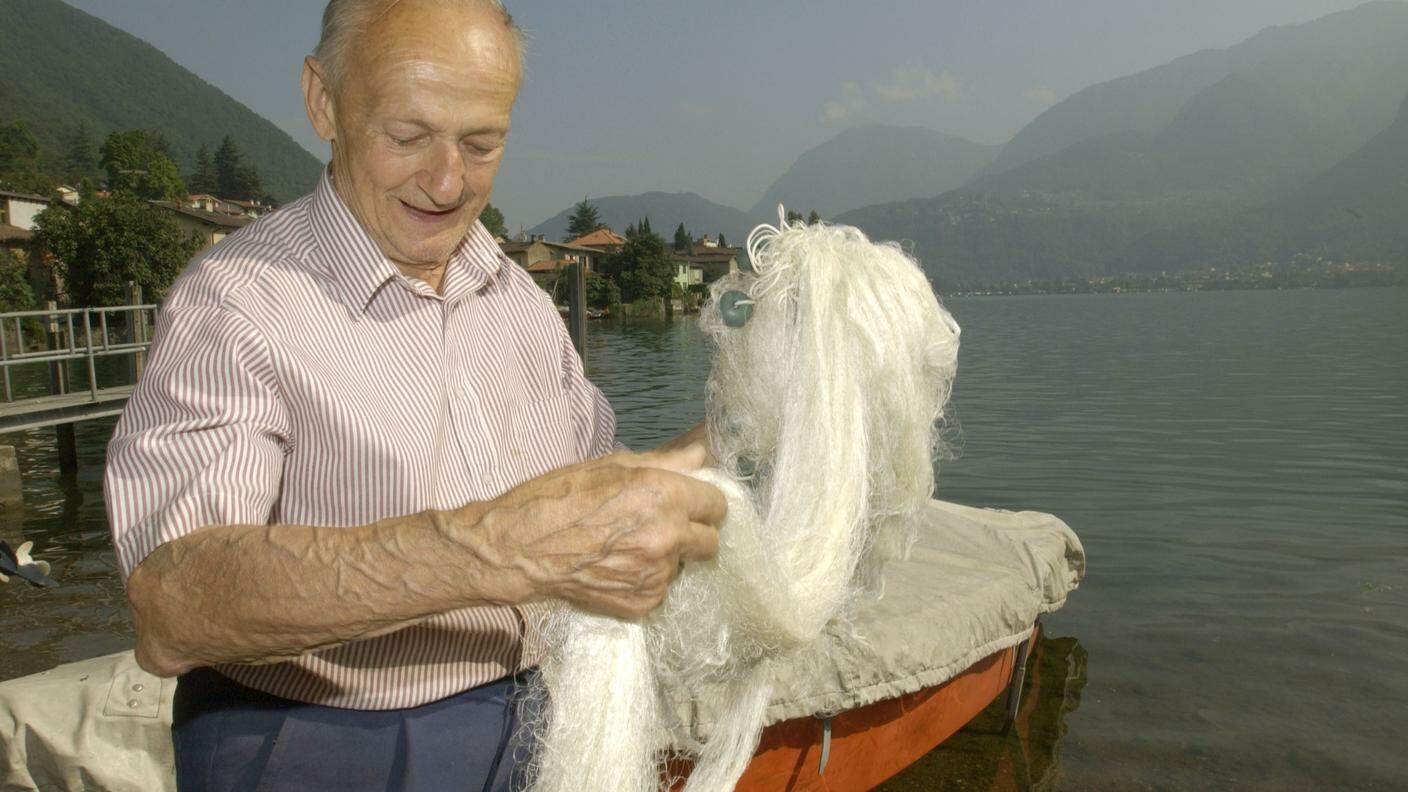 TiPress_Natalino Vassalli, l'ultimo pescatore di Riva oramai in pensione, accanto a 'Piranha' la sua barca.jpg