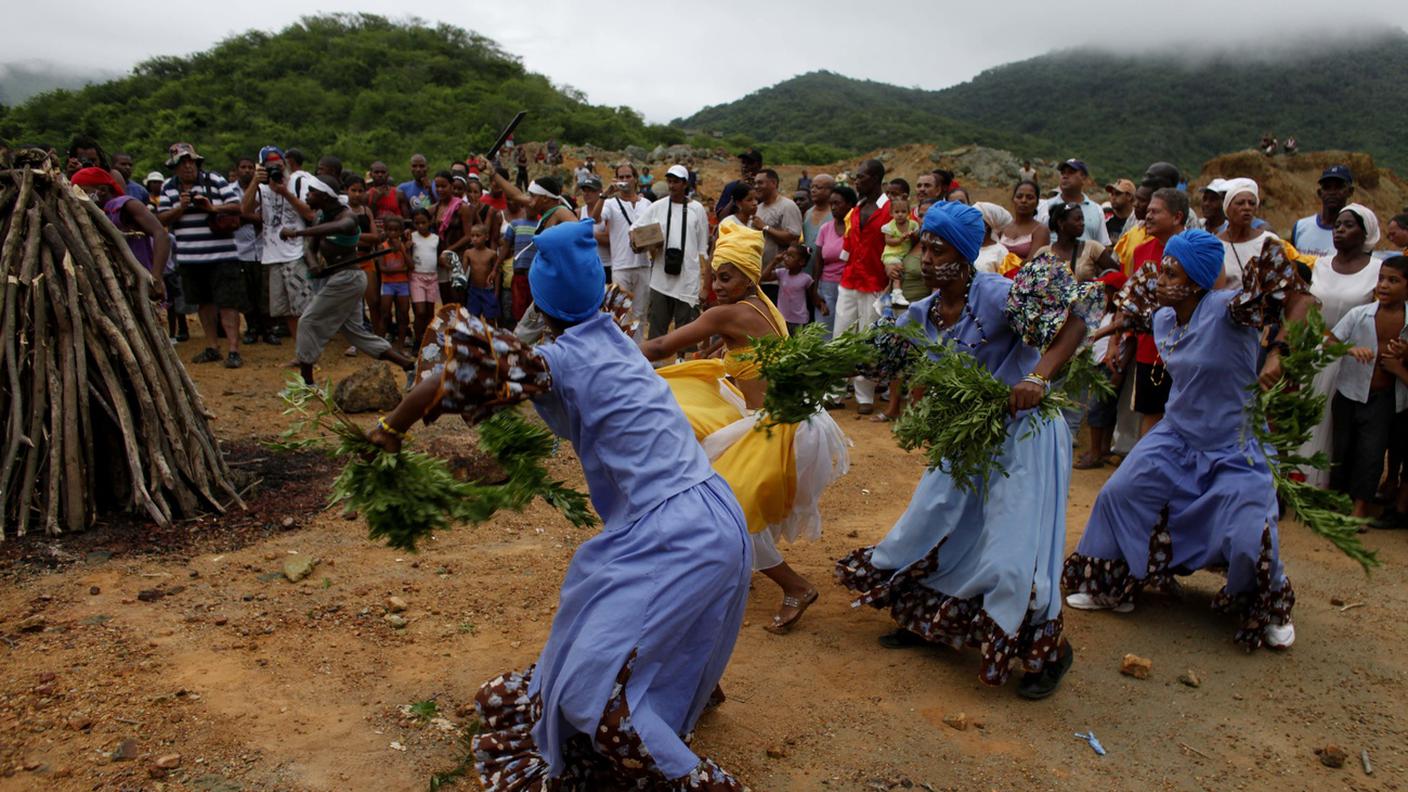 Danza commemorativa in onore della ribellione degli schiavi al Festival dei Caraibi a Loma del Cimarron, Cuba