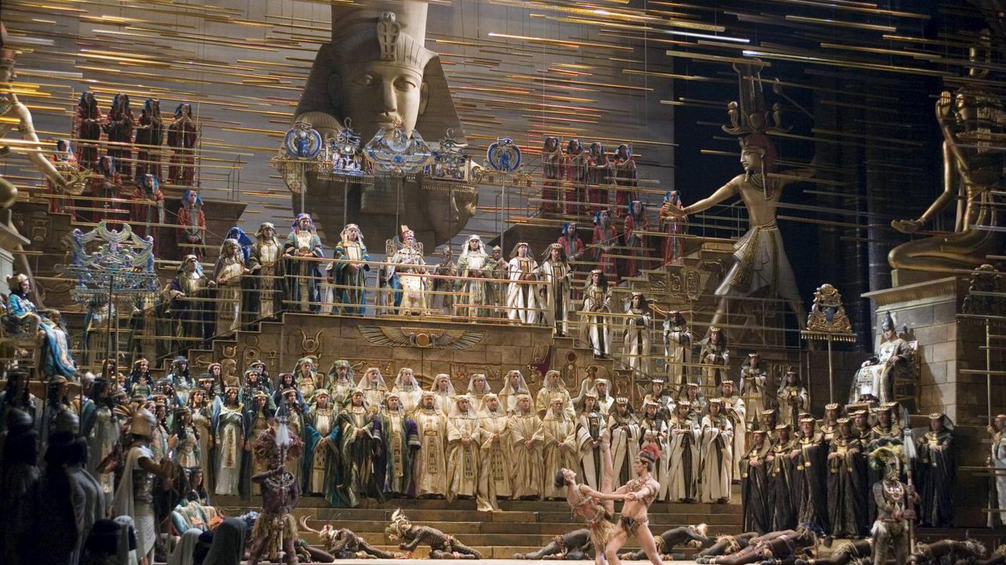 Gli attori si esibiranno durante le prove dell'opera "Aida" di Giuseppe Verdi al Teatro alla Scala, diretta da Franco Zeffirelli,