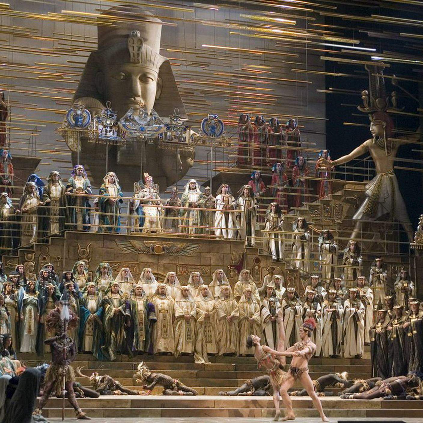 Gli attori si esibiranno durante le prove dell'opera "Aida" di Giuseppe Verdi al Teatro alla Scala, diretta da Franco Zeffirelli,