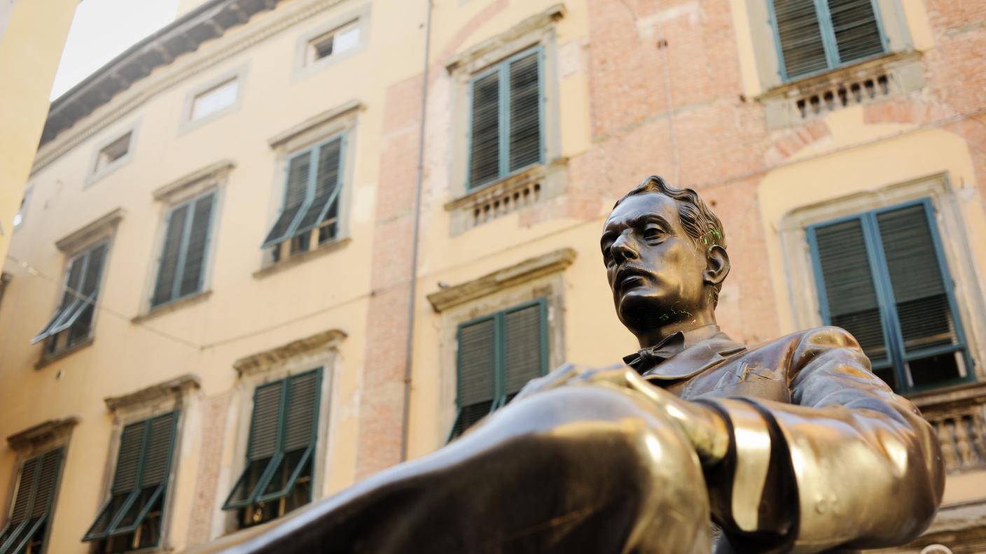 Statua di Giacomo Puccini 