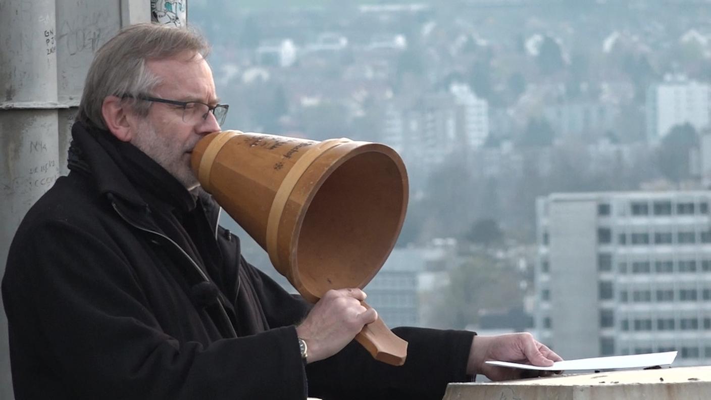 Christoph Sigrist mentre benedice dal campanile del Grossmünster