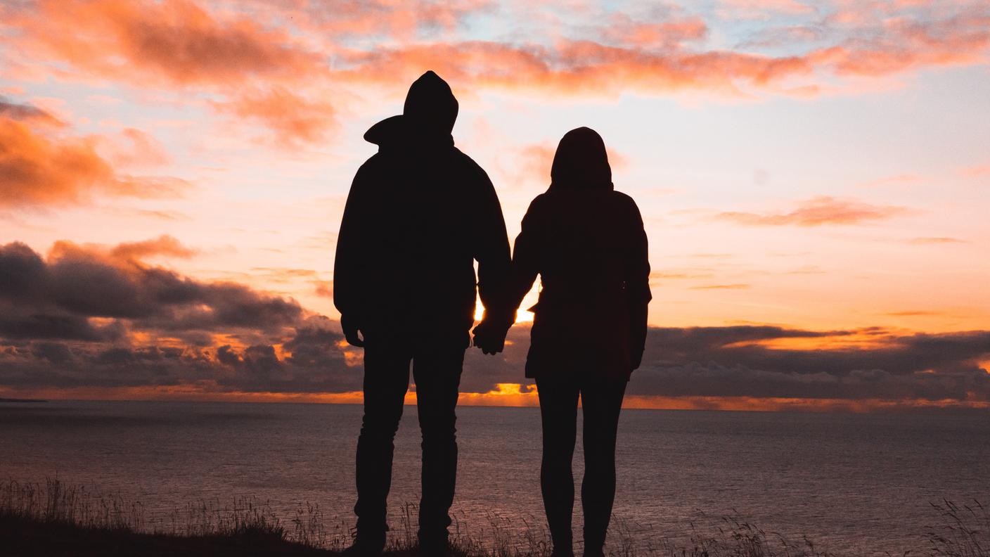 Tramonto, tenersi per mano, persone 