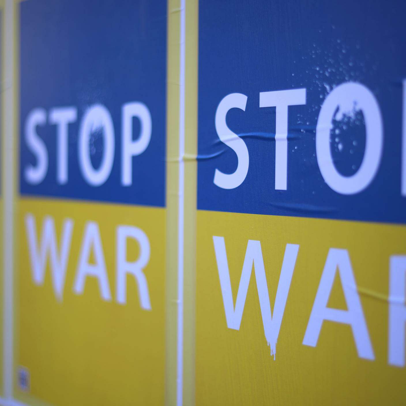 "Stop War", bandiera Ucraina