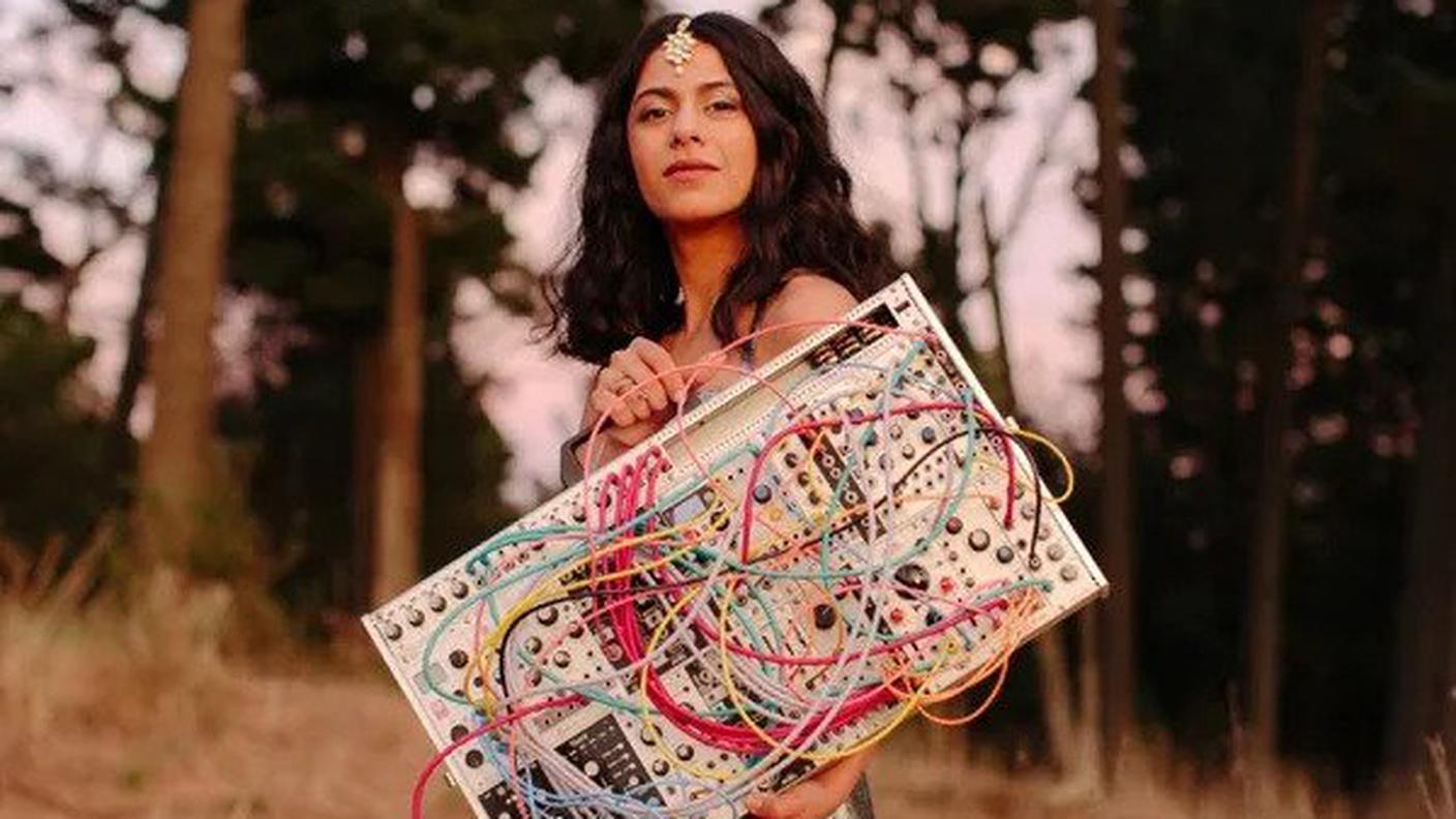 "Richer than blood" di Arushi Jain, Leaving Records (dettaglio di copertina)