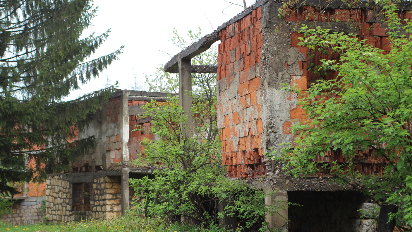 Case abbandonate nel villaggio di Đile