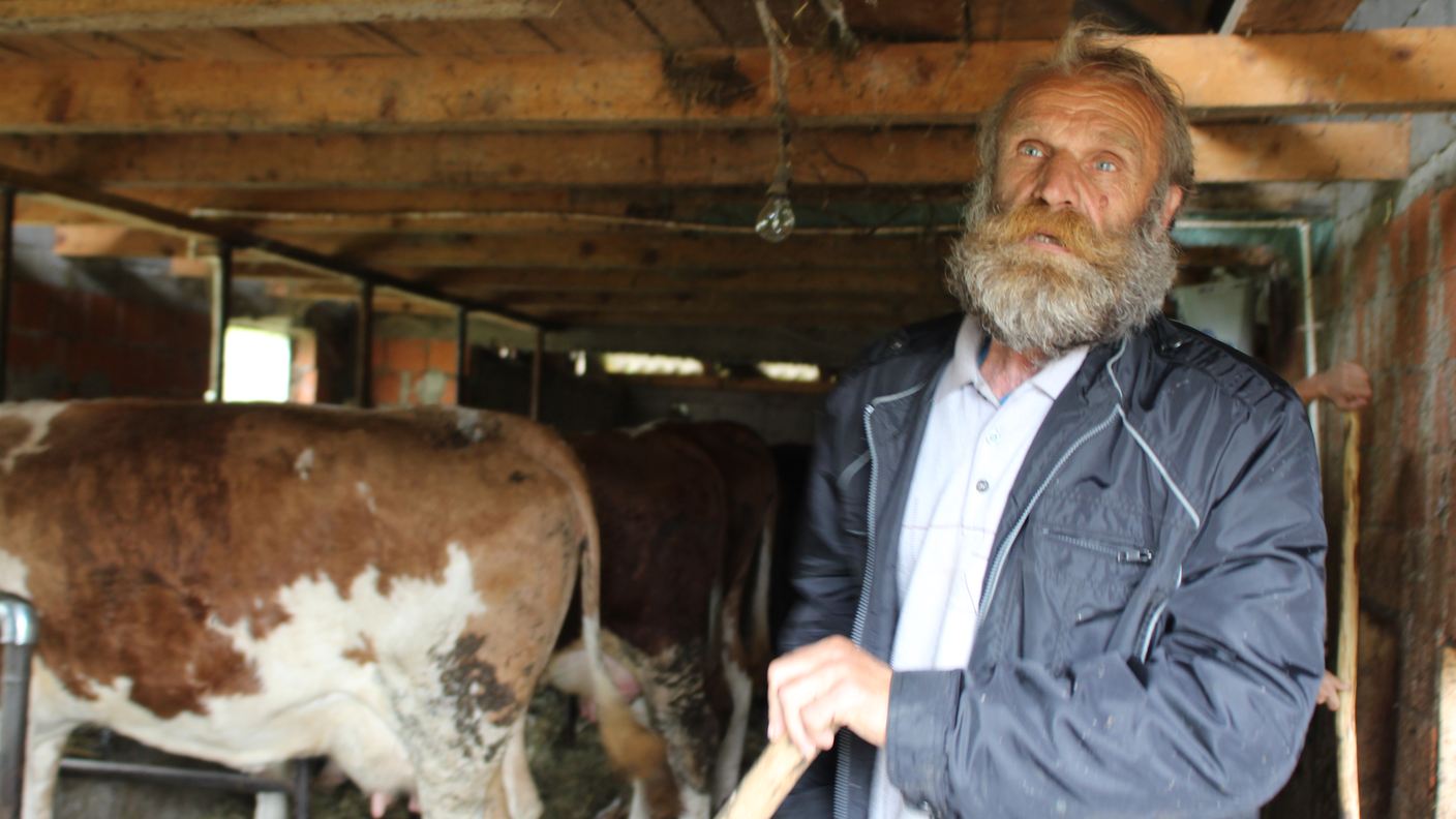 Azim Duraković nella sua stalla