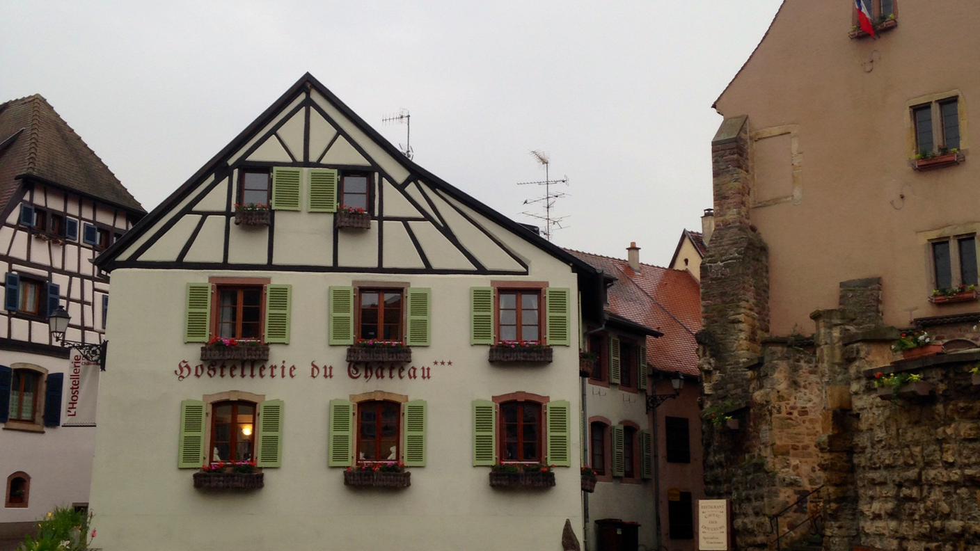 Il villaggio di Eguisheim in Alsazia con un nido di cicogne