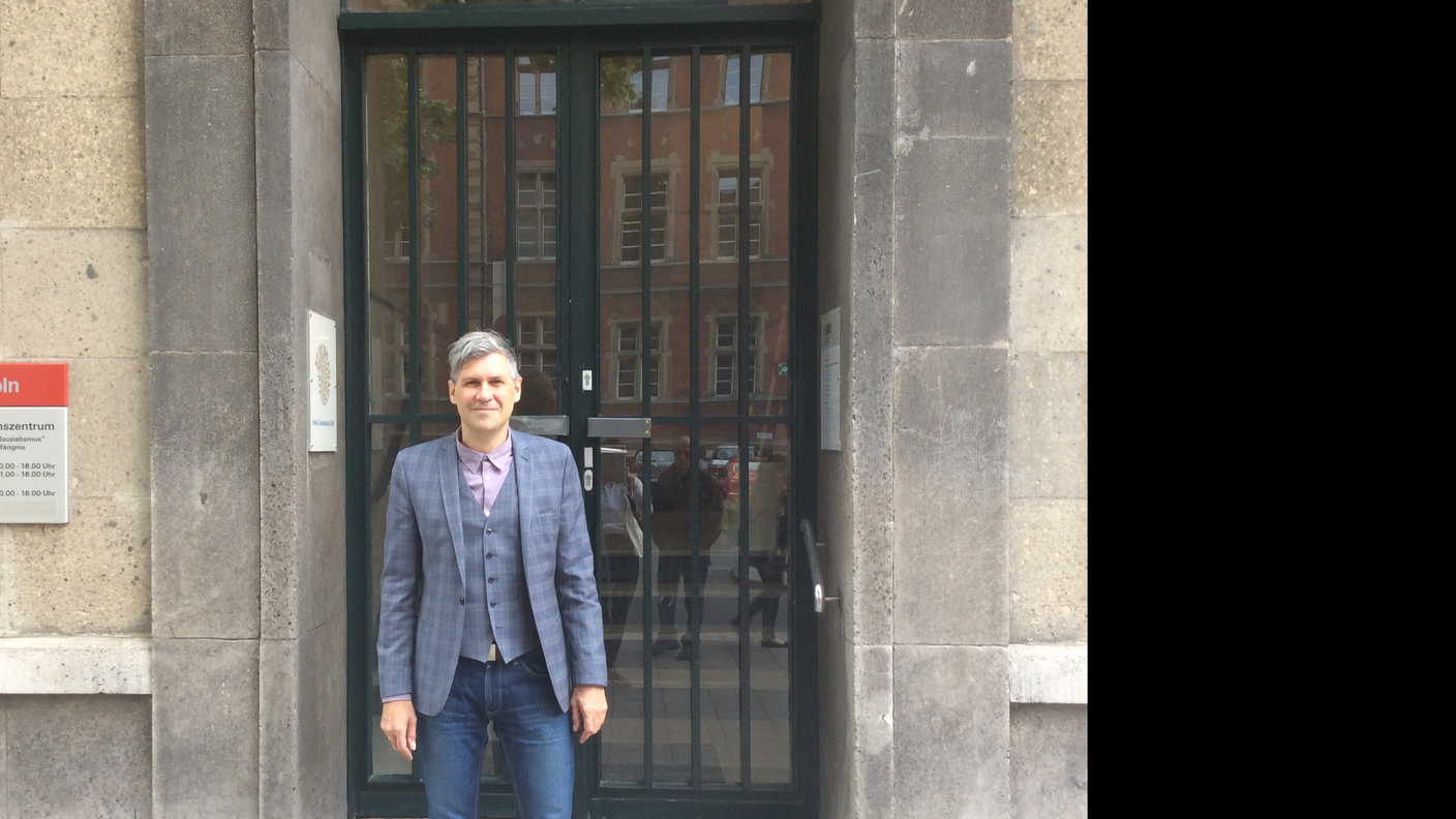 Lo storico Juergen Mueller davanti all'entrata dell'Elde Haus, l'ex carcere della Gestapo a Colonia