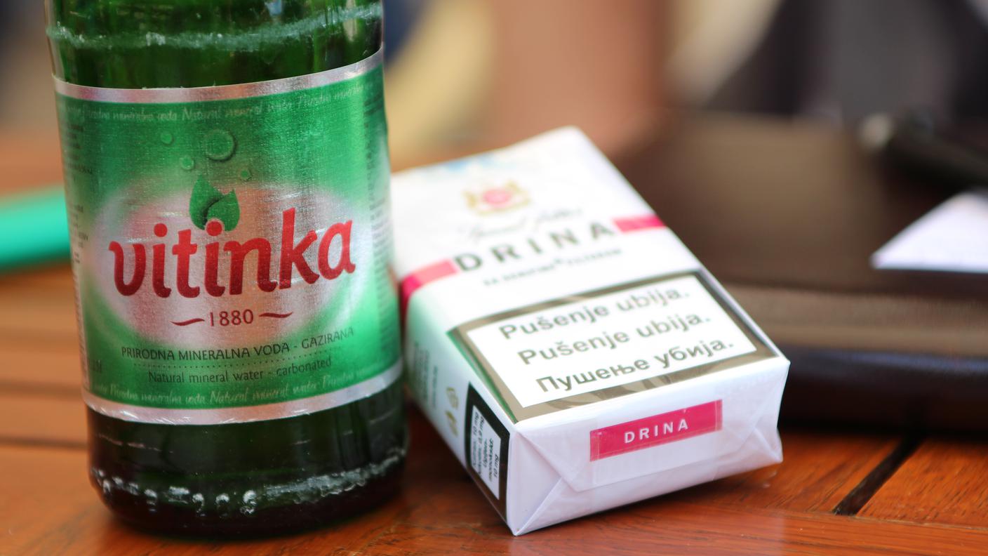 In un bar di Foca. Le Drina sono una delle marche di sigarette più diffuse in Bosnia Erzegovina