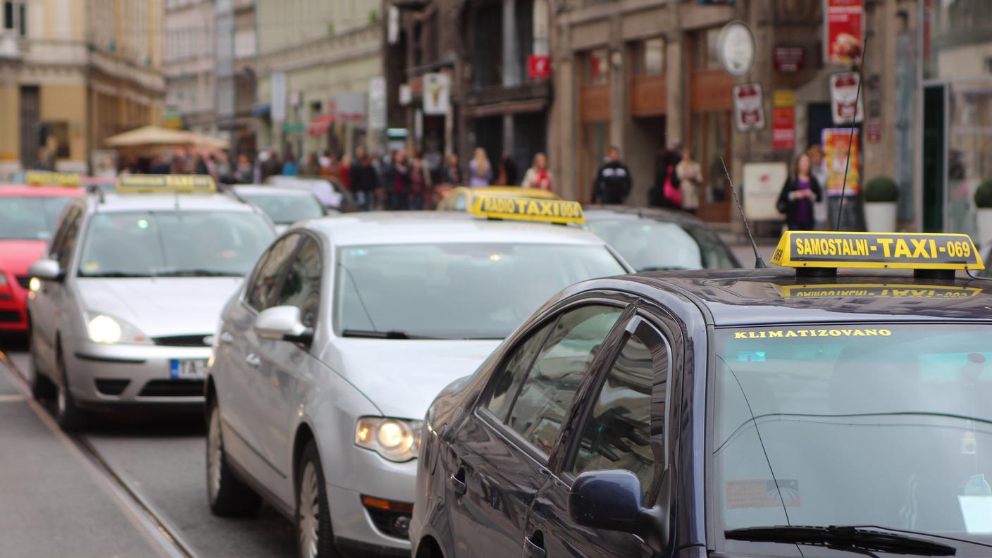 Fila di taxi sulla via Maresciallo Tito, una delle più trafficate della città