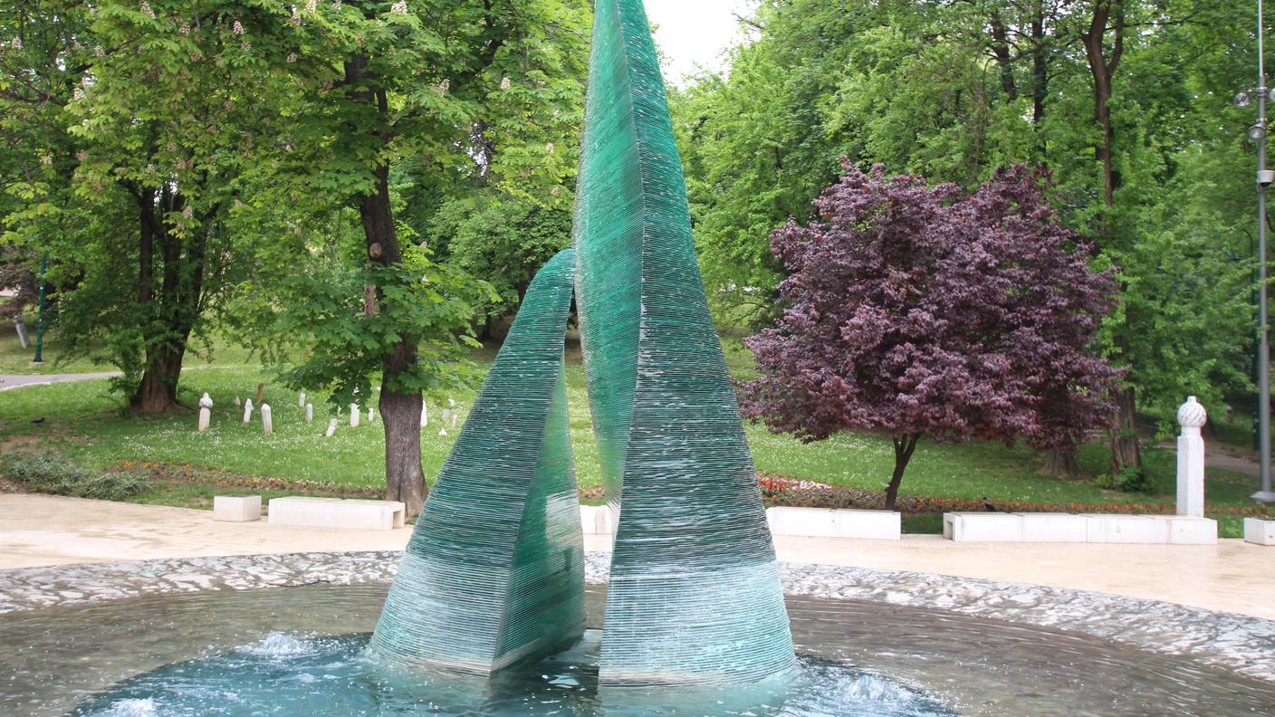 In un giardino a lato della Maresciallo Tito sorge il monumento dedicato ai bambini morti durante l'assedio del 1992-1995