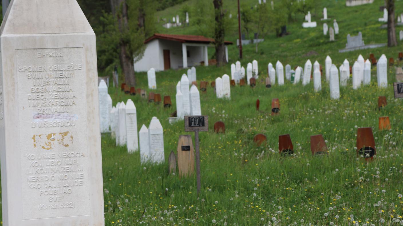 Su una colonna all'ingresso del cimitero musulmano del quartiere era incisa la parola “genocidio” in riferimento a quanto avvenuto durante la guerra. Il comune ha fatto rimuovere la parola con uno scalpello. Una donna ha riscritto la parola con il rossetto