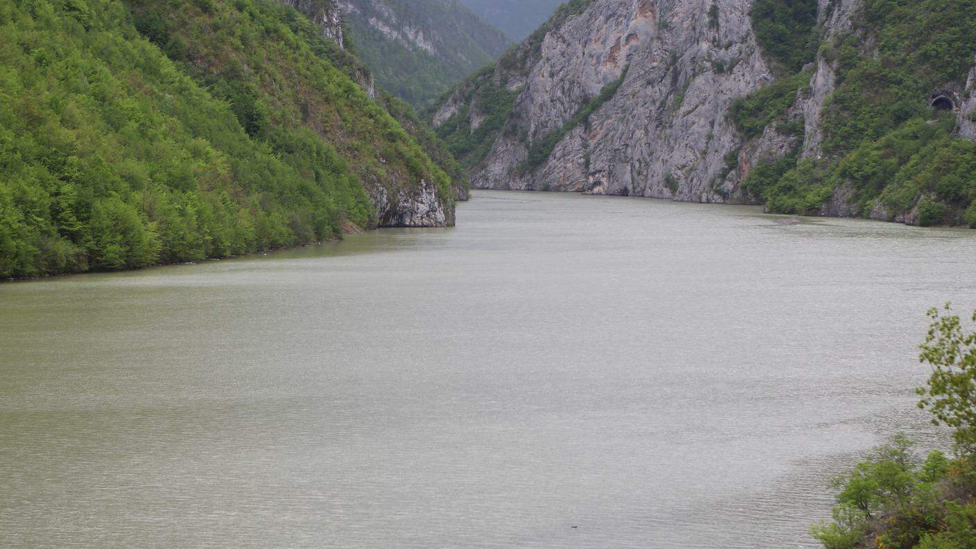 Subito dopo  Visegrad, la Drina riprende il suo corso tortuoso tra gole di rocce