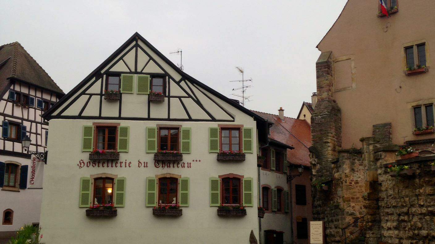Il villaggio di Eguisheim in Alsazia con un nido di cicogne, foto RSI Brigitte Schwarz.JPG