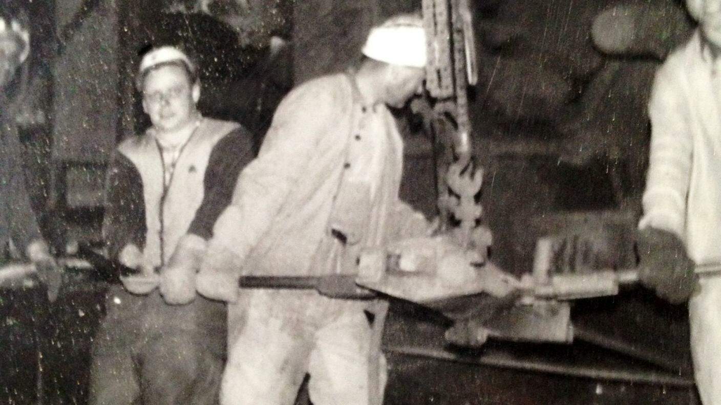 Foto d'epoca, lavoratori nella fonderia.JPG