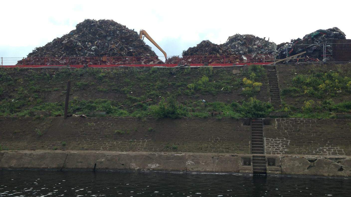 Il porto di Duisburg, tra i maggiori centri di riciclaggio di materiali in Europa, foto RSI Brigitte Schwarz.JPG