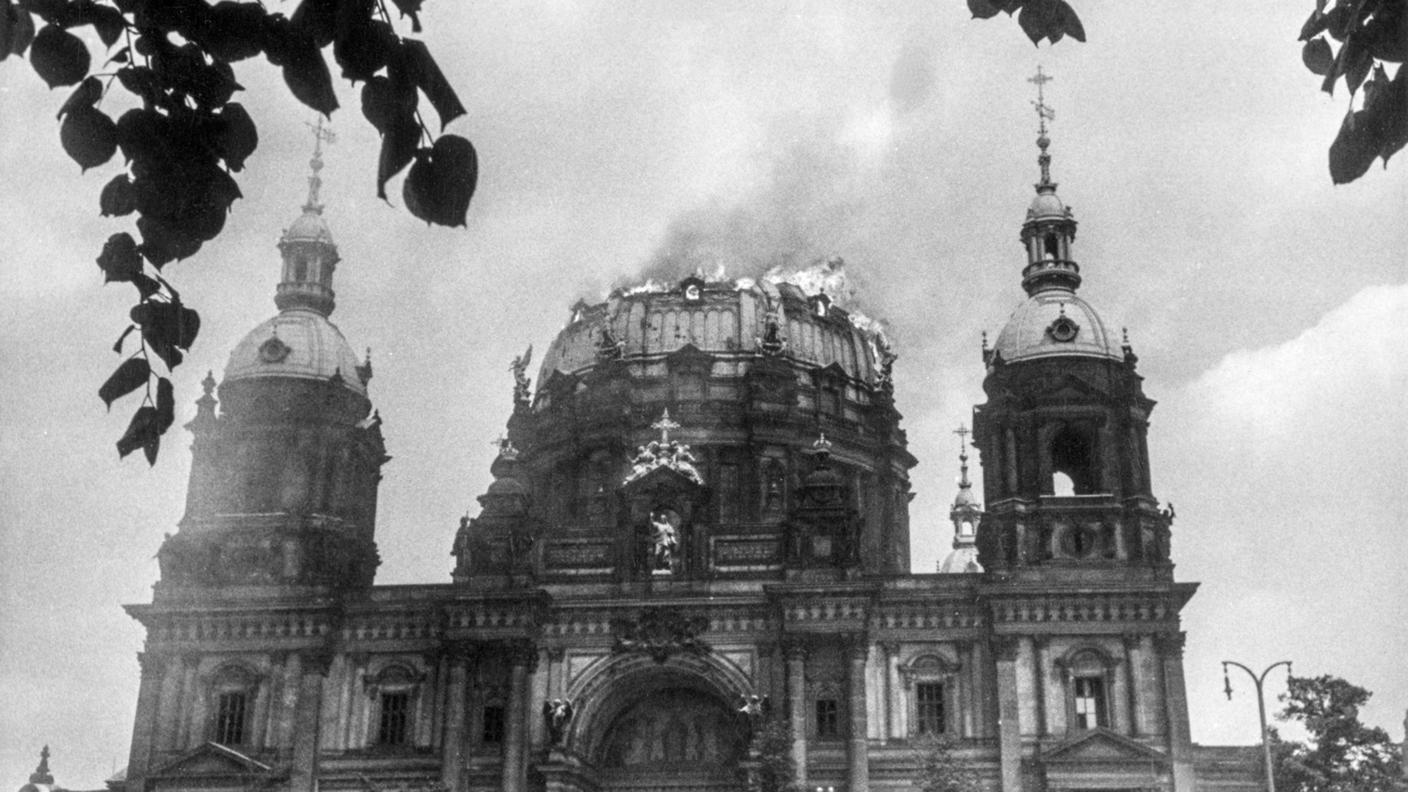 Il Duomo di Berlino è stato gravemente danneggiato da un bombardamento aereo statunitense, foto scattata il 24 maggio 1944.