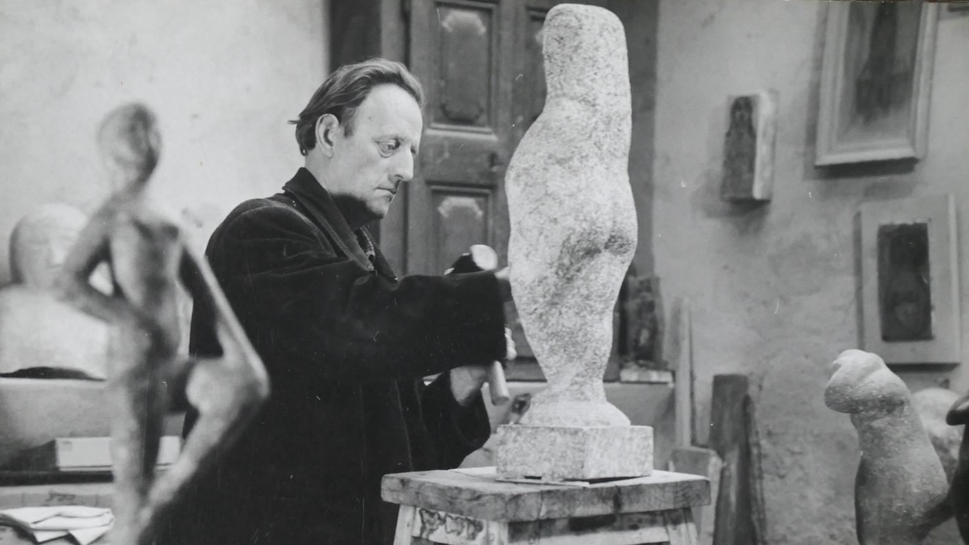 “Giovanni Genucchi nell’atelier, inizio anni ‘70” da "Giovanni Genucchi scultore" di AA.VV., Edizioni Casagrande.