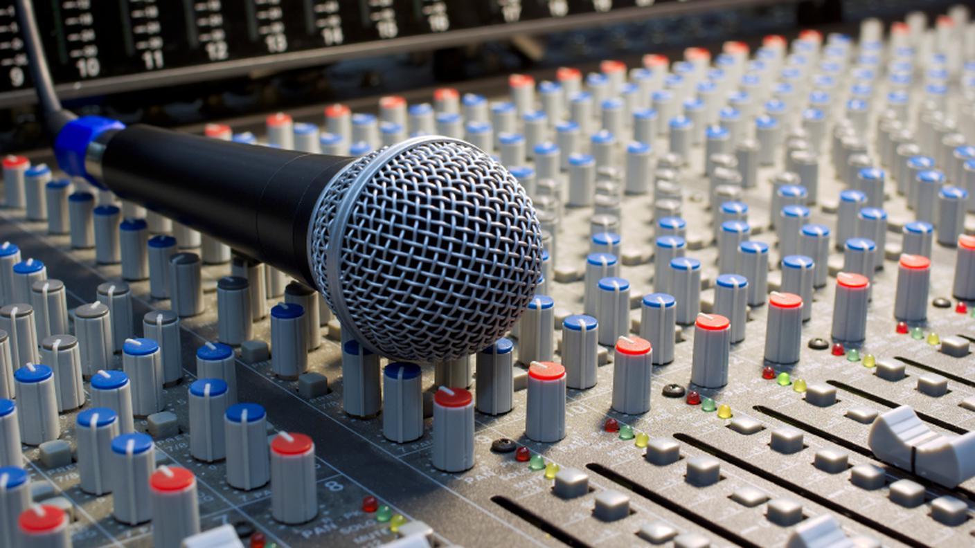 Microfono, studio di registrazione, mixer