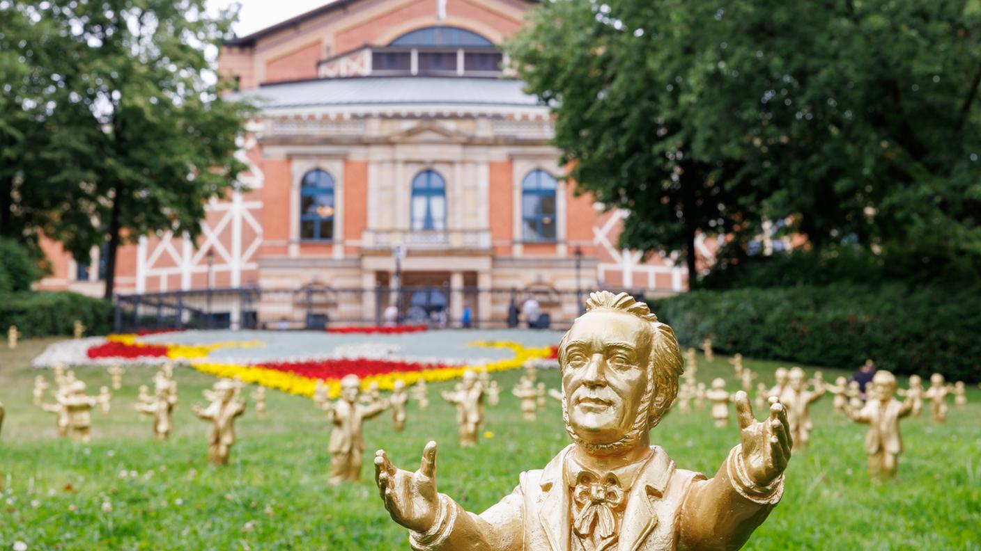 Le figure di Wagner color oro dell'artista concettuale Ottmar Hörl si trovano davanti alla Festspielhaus prima dell'inizio del Festival di Bayreuth