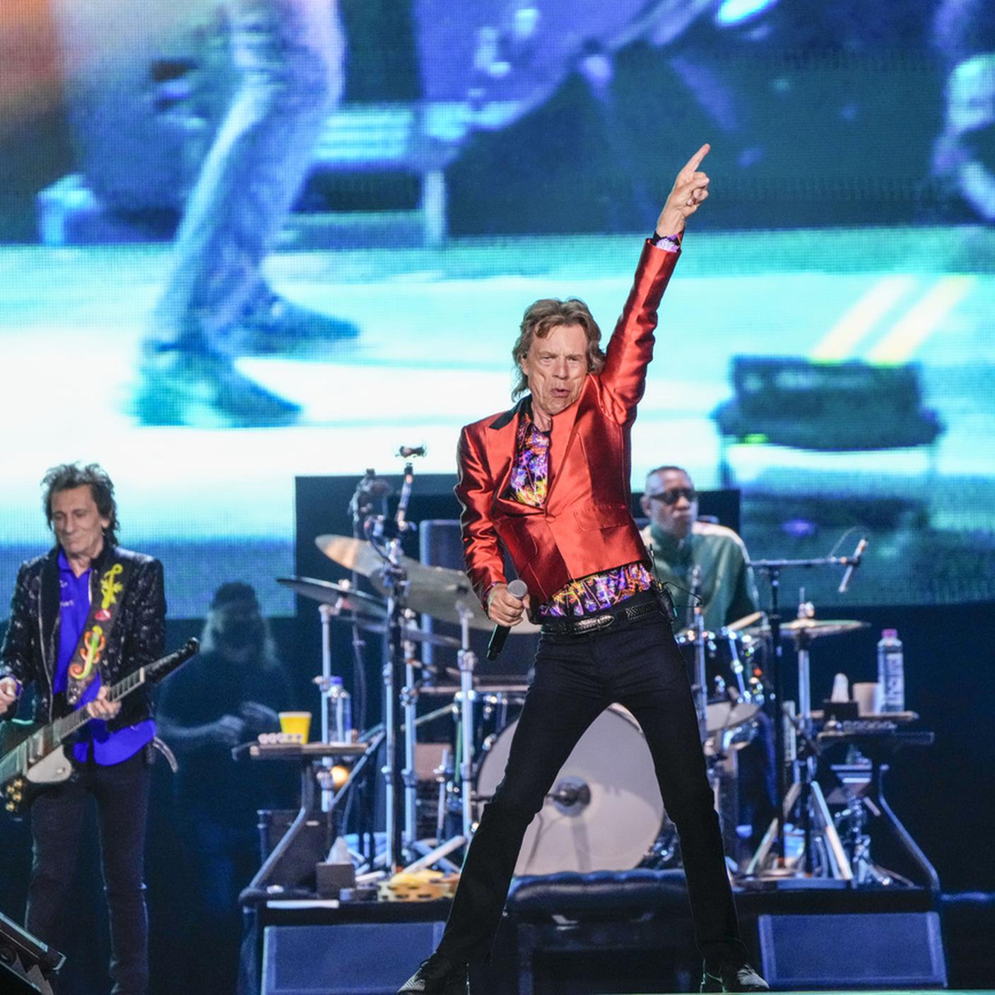 Mick Jagger, al centro, Ronnie Wood, a sinistra, e Keith Richards, a destra, della band Rolling Stones, durante il loro tour Sixty Stones Europe 2022 di Madrid