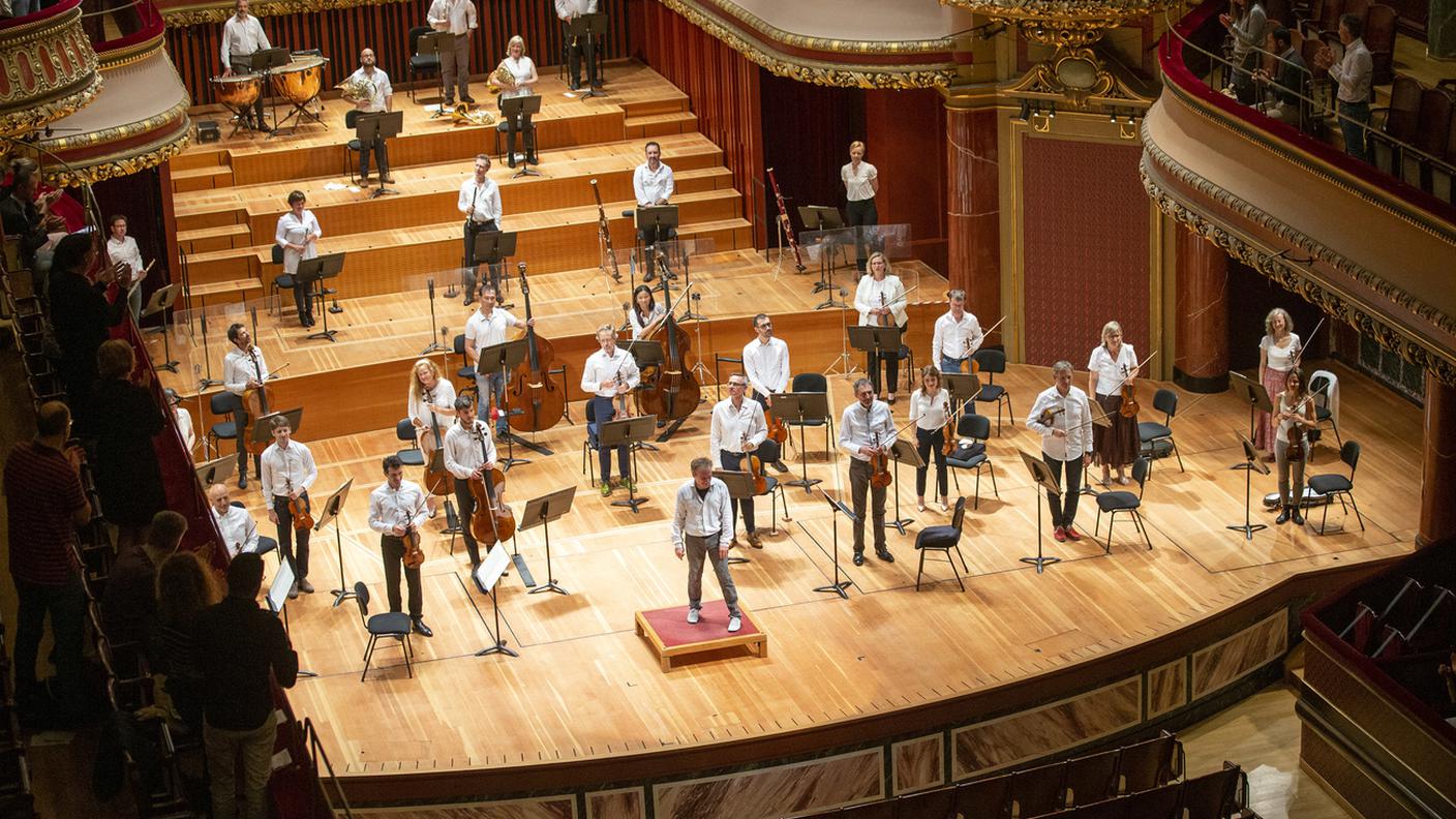 L'Orchestre de la Suisse Romande (OSR), un'orchestra sinfonica svizzera, diretta da Jonathan Nott