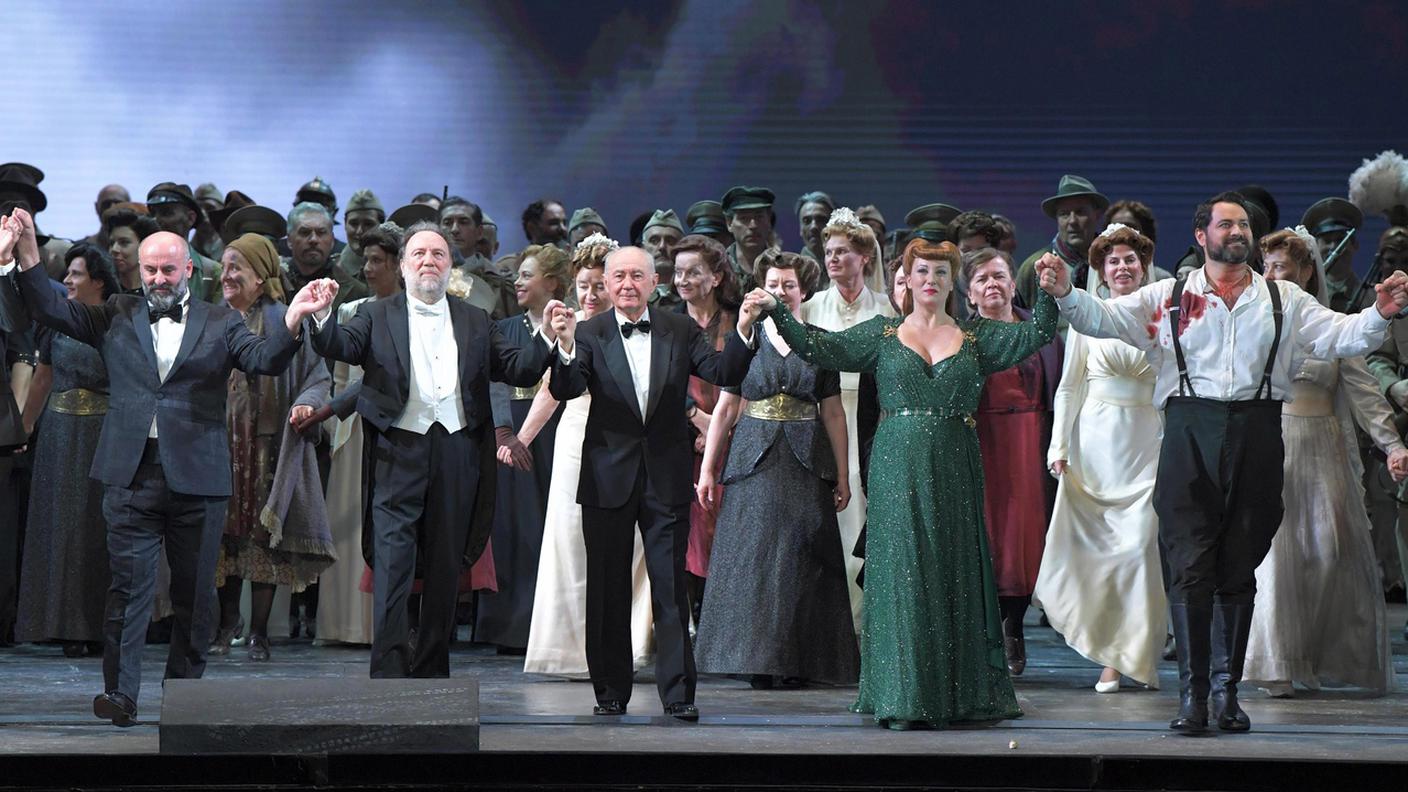 Riccardo Chailly con il cast di "Attila" di Giuseppe Verdi 