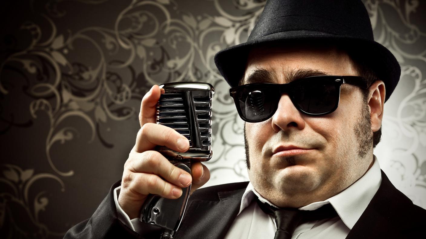 iStock-ovrappeso, Cantante, Cappello, Cravatta, Occhiali da sole