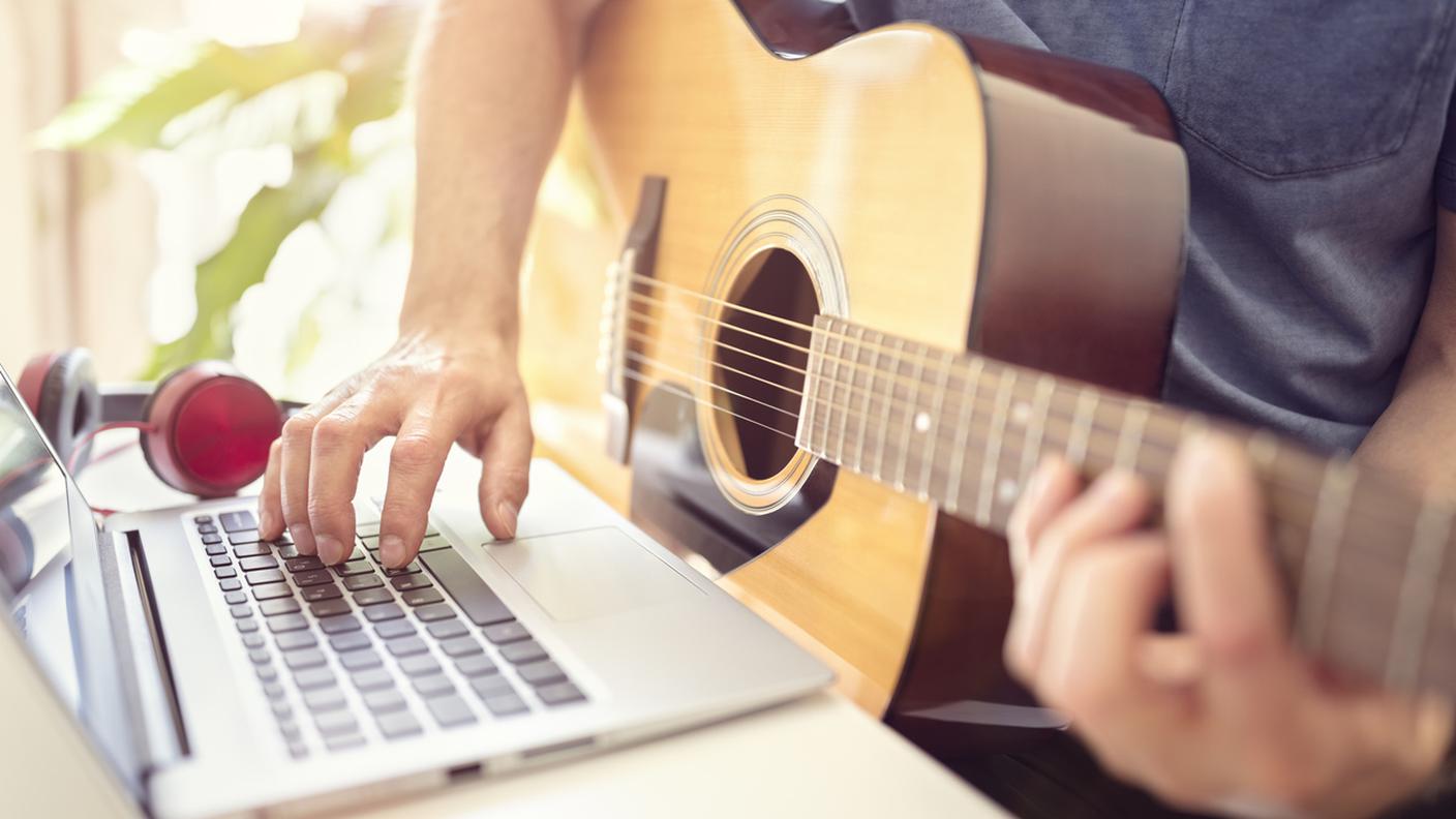 iStock-Regno Unito, Chitarra, Chitarra acustica, Studio - Luogo di lavoro, Apparecchiatura di registrazione del suono