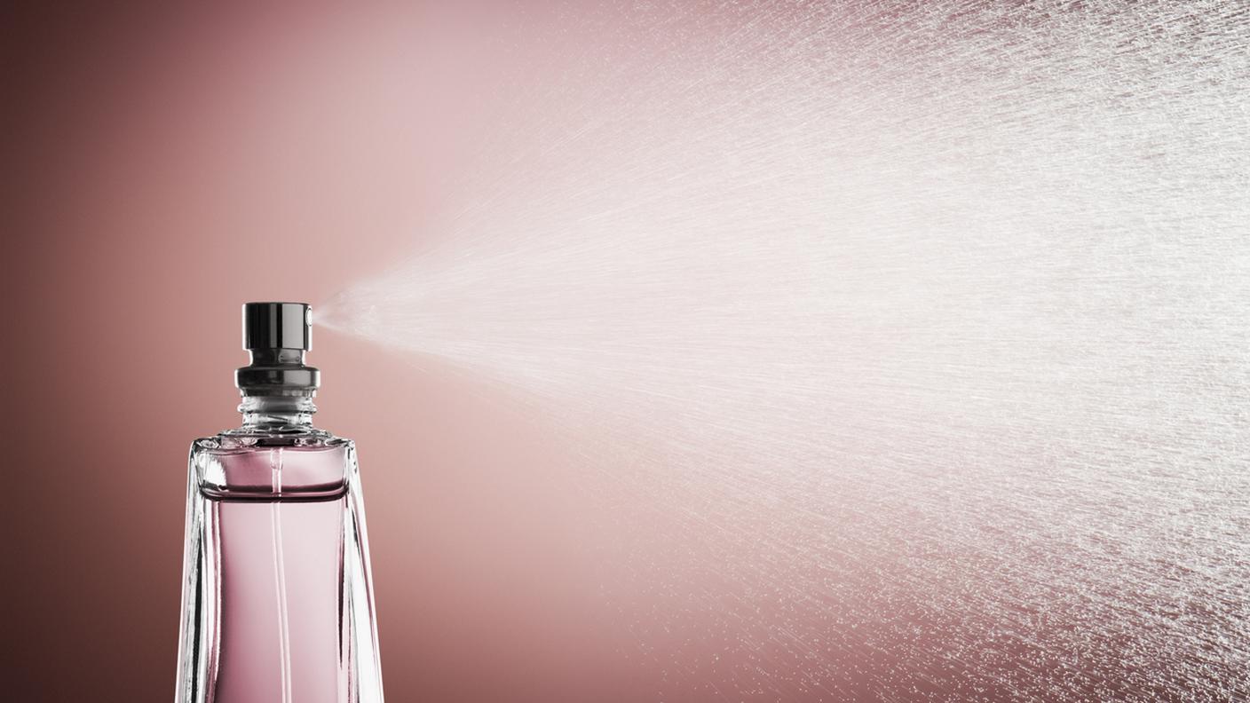iStock-1Profumo, Profumato, Spruzzo, Spray per profumo, Spruzzare
