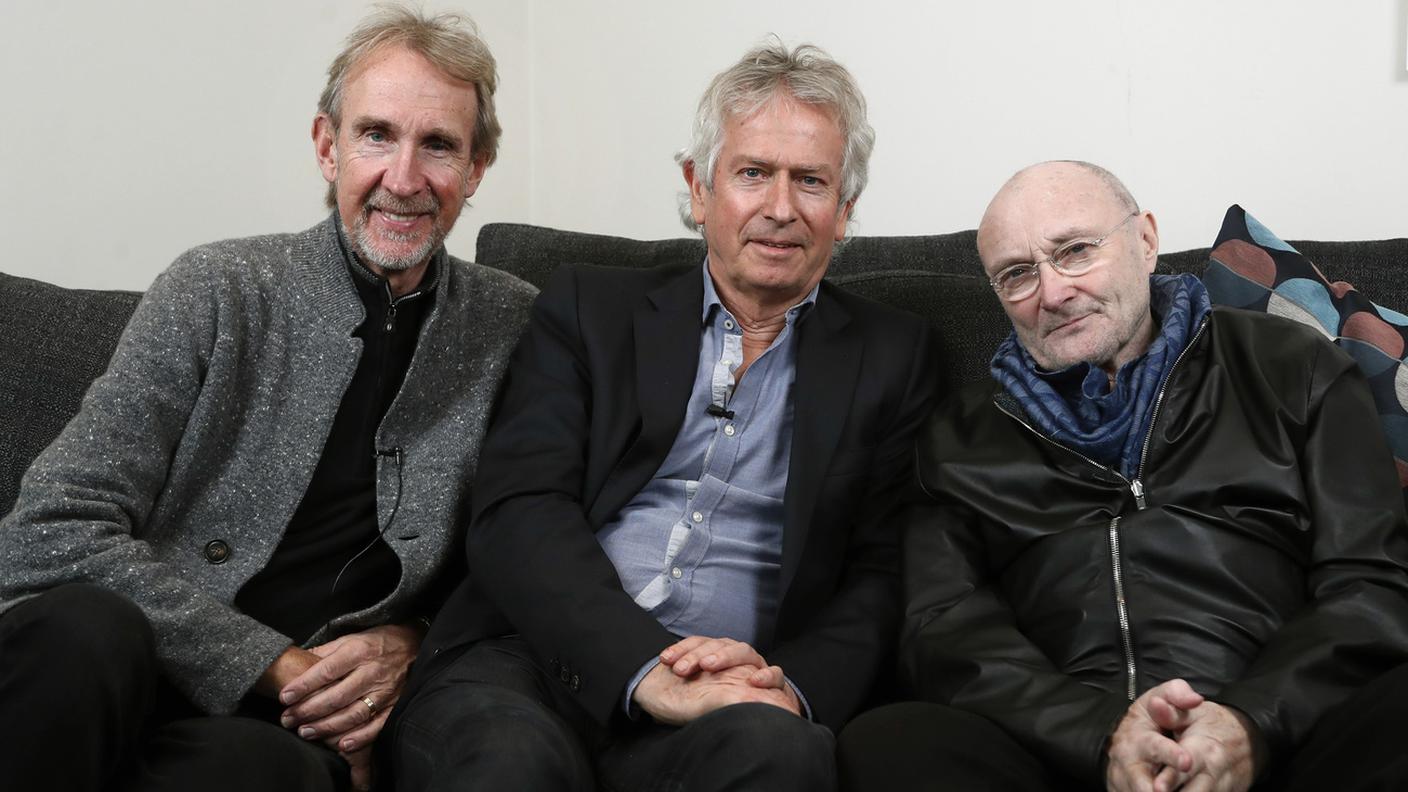 I membri della band della Genesis da sinistra, Mike Rutherford, Tony Banks e Phil Collins, posano per una foto, durante un'intervista con l'Associated Press a Londra, mercoledì 4 marzo 2020. La band si riunirà per il loro primo tour in 13 anni.
